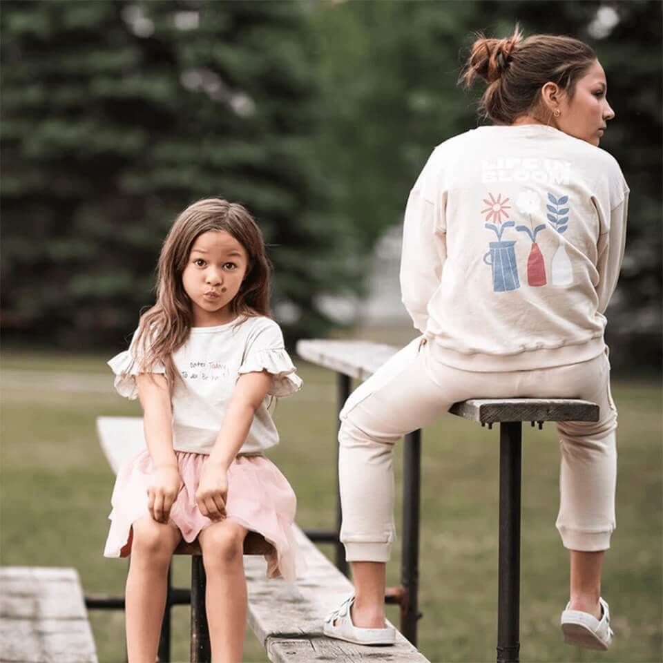 Yaz Buketi Desenli Eşofman Takımı – Bej | Rahat ve Şık Günlük Kombin