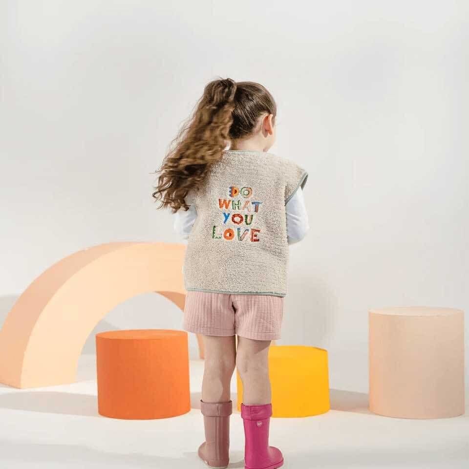 Bej Renk Peluş Yelek | Slogan Nakış Detaylı, Rahat ve Modern Model