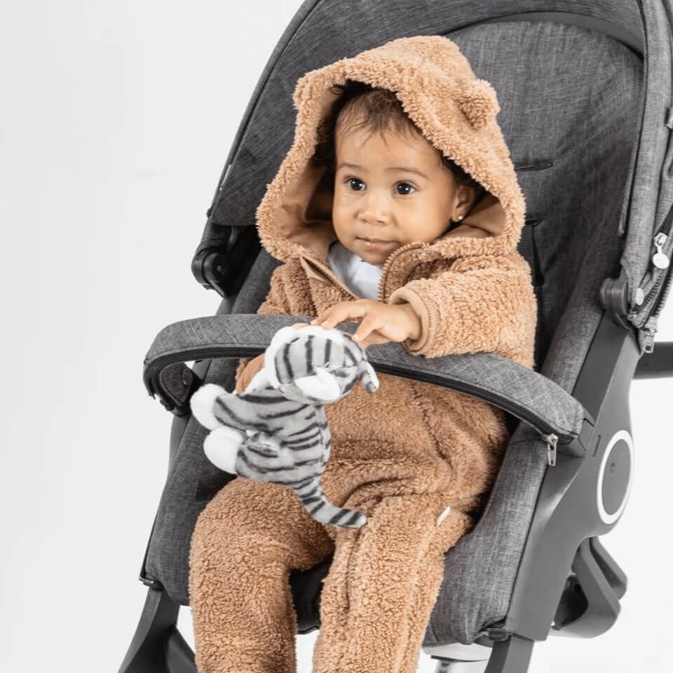 Ayı Kulaklı Kapüşonlu Peluş Tulum – Karamel | Sıcacık ve Yumuşak Bebek Kombini