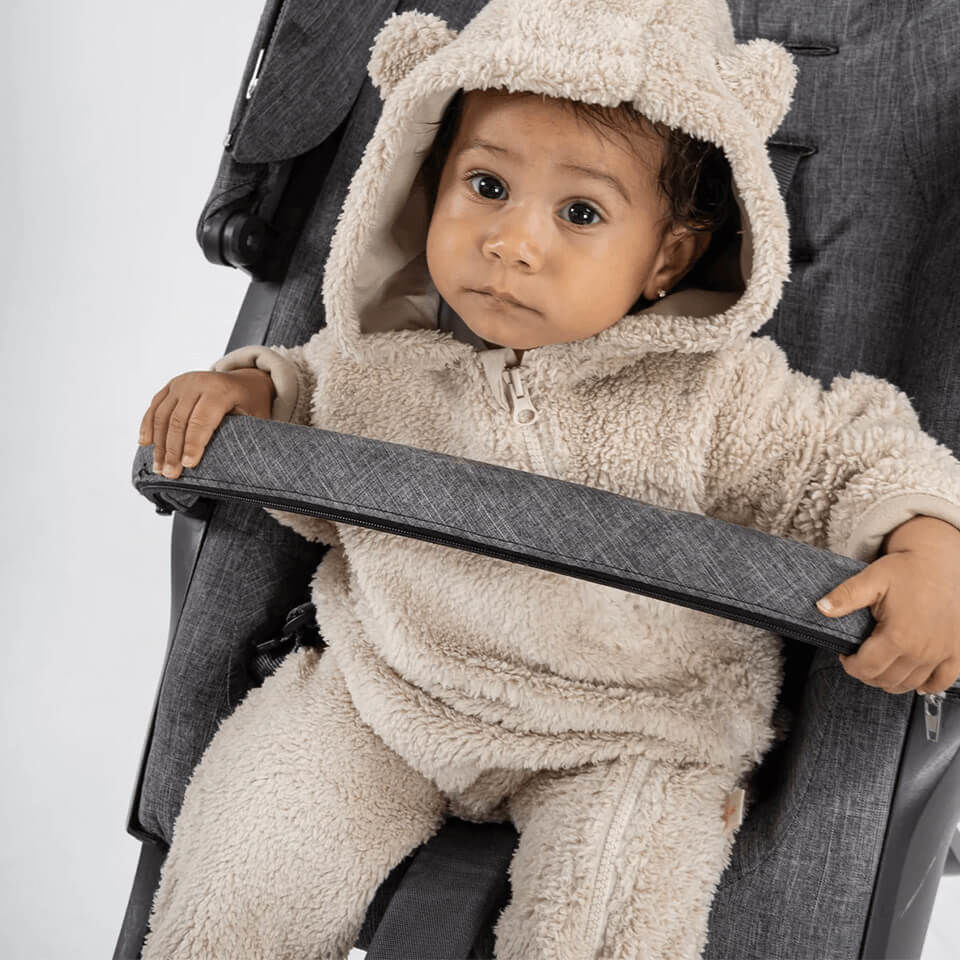 Ayı Kulaklı Kapüşonlu Peluş Tulum – Bej | Sıcak ve Yumuşak Bebek Kombini