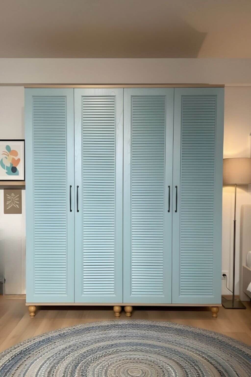Mavi 4 Kapaklı Çekmeceli Dolap | MDF Gövde | Ağaç Ayaklar | Geniş ve Şık Genç Odası Dolabı