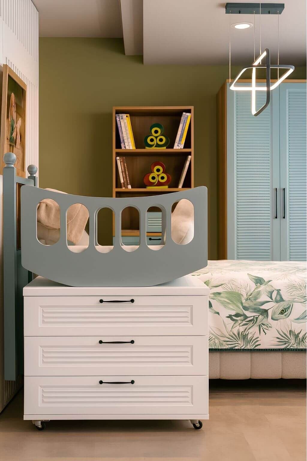 Arion Beşik & Şifonyer İkilisi – MDF Şifonyer-Ahşap Beşik Lake Boyalı Üst Kısım REHAU Kapaklar ile Üstün Kalite