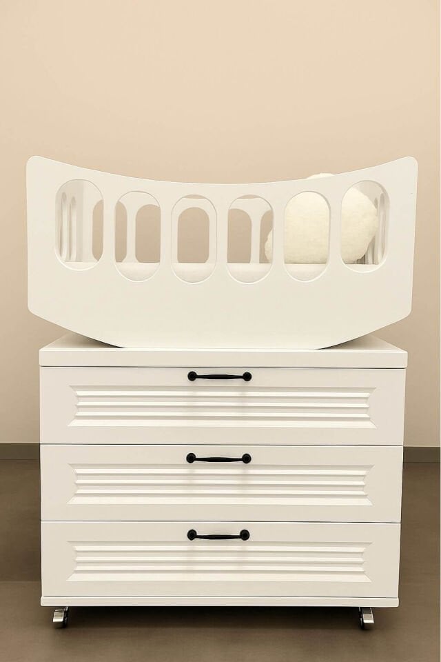 Arion Kids Beşik & Şifonyer İkilisi – MDF Şifonyer-Ahşap Beşik Lake Boyalı Üst Kısım REHAU Kapaklar ile Üstün Kalite