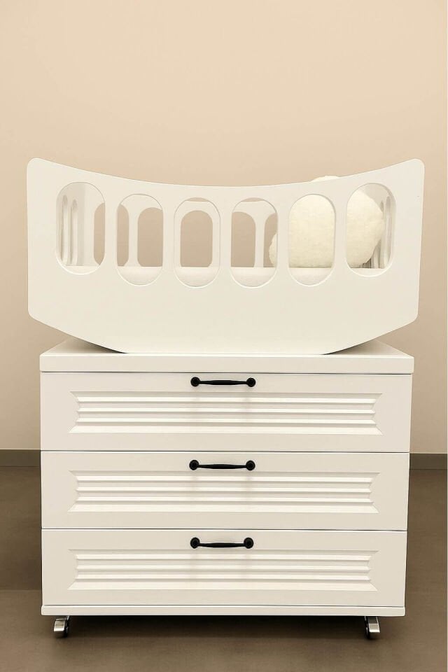 Arion Beşik & Şifonyer İkilisi – MDF Şifonyer-Ahşap Beşik Lake Boyalı Üst Kısım REHAU Kapaklar ile Üstün Kalite