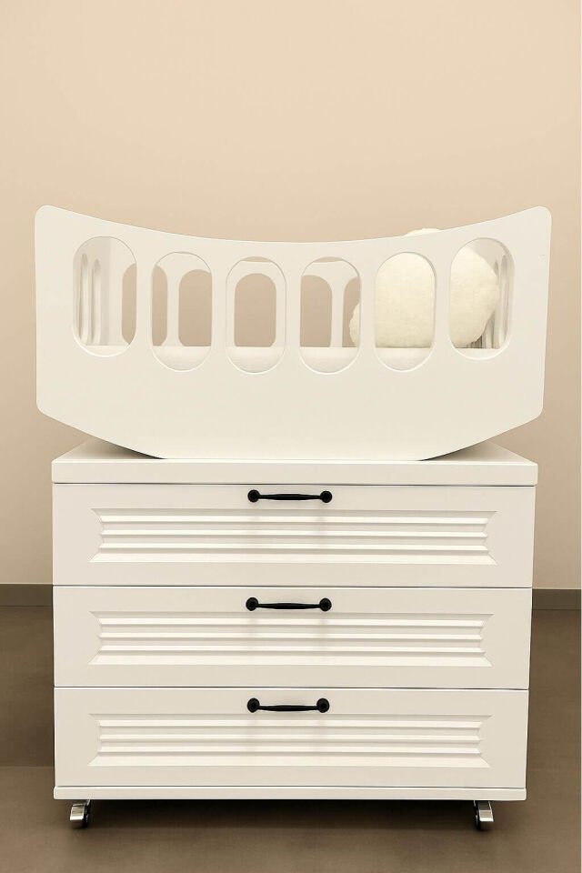 Arion Beşik & Şifonyer İkilisi – MDF Şifonyer-Ahşap Beşik Lake Boyalı Üst Kısım REHAU Kapaklar ile Üstün Kalite