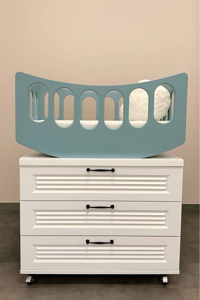 Arion Kids Beşik & Şifonyer İkilisi – MDF Şifonyer-Ahşap Beşik Lake Boyalı Üst Kısım REHAU Kapaklar ile Üstün Kalite