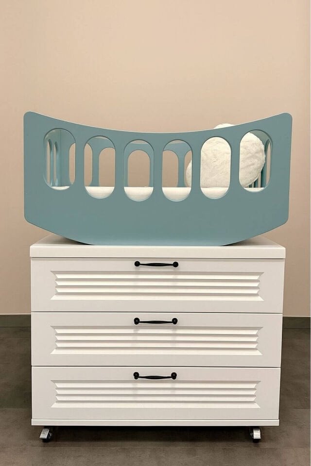 Arion Beşik & Şifonyer İkilisi – MDF Şifonyer-Ahşap Beşik Lake Boyalı Üst Kısım REHAU Kapaklar ile Üstün Kalite