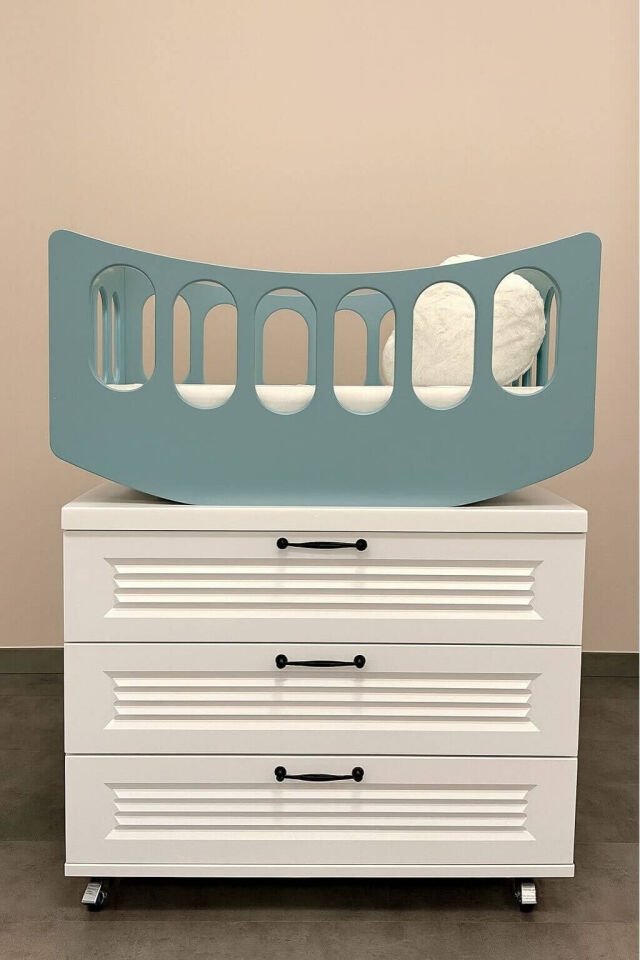 Arion Beşik & Şifonyer İkilisi – MDF Şifonyer-Ahşap Beşik Lake Boyalı Üst Kısım REHAU Kapaklar ile Üstün Kalite