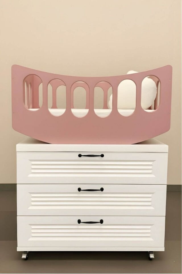 Arion Kids Beşik & Şifonyer İkilisi – MDF Şifonyer-Ahşap Beşik Lake Boyalı Üst Kısım REHAU Kapaklar ile Üstün Kalite