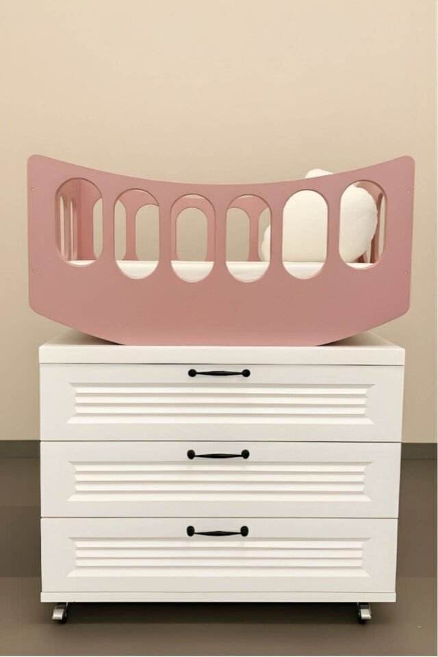 Arion Beşik & Şifonyer İkilisi – MDF Şifonyer-Ahşap Beşik Lake Boyalı Üst Kısım REHAU Kapaklar ile Üstün Kalite